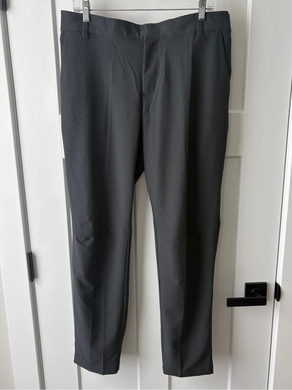 Nike Golf Men’s dark gray lightweight stretch slacks 34” waist by 32” length NEW